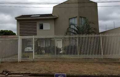 Imagem: A casa possui 3 Dormitórios, 4 Banheiros, 5 Vagas na garagem