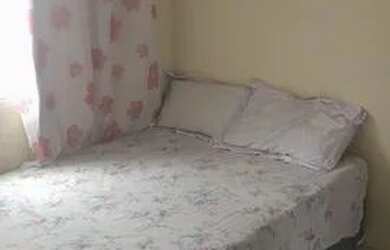 Imagem: A casa possui 1 Dormitório, 1 Banheiro, 1 Vaga na garagem