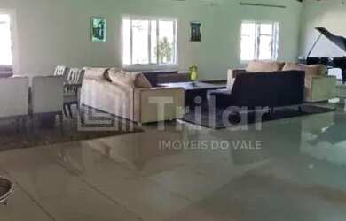 Imagem: A casa possui 4 Dormitórios, 5 Banheiros, 4 Vagas na garagem
