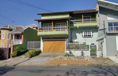 Imagem: A casa possui 3 Dormitórios, 2 Banheiros, 4 Vagas na garagem