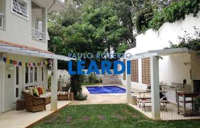 Imagem: A casa em condomínio possui 4 Dormitórios, 5 Banheiros, 4