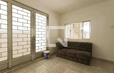 Imagem: A casa possui 2 Dormitórios, 2 Banheiros, 1 Vaga na garagem