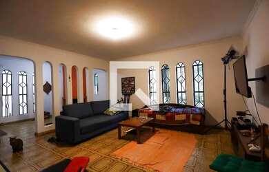 Imagem: A casa possui 3 Dormitórios, 3 Banheiros, 4 Vagas na garagem