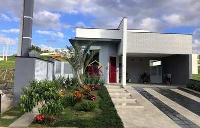 Imagem: A casa possui 3 Dormitórios, 2 Banheiros, 4 Vagas na garagem