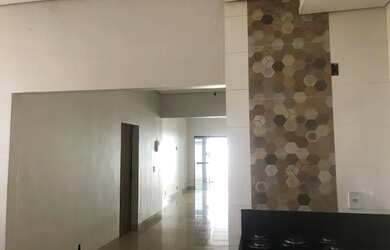 Imagem: A casa possui 2 Dormitórios, 2 Banheiros, 2 Vagas na garagem