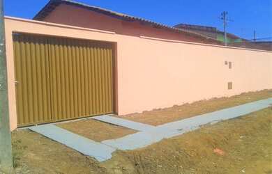 Imagem: A casa possui 3 Dormitórios, 2 Banheiros, 1 Vaga na garagem