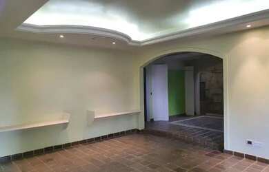 Imagem: A casa possui 3 Dormitórios, 4 Banheiros, 2 Vagas na garagem