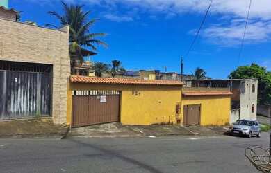 Imagem: A casa possui 4 Dormitórios, 2 Banheiros, 5 Vagas na garagem