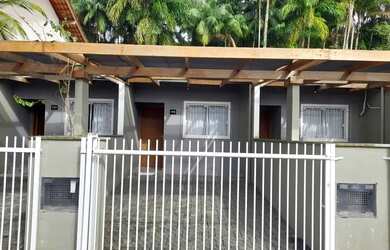 Imagem: A casa possui 1 Dormitório, 1 Banheiro, 1 Vaga na garagem