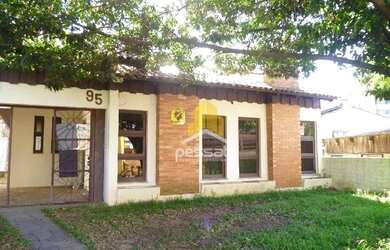 Imagem: O depósito possui 2 Vagas na garagem, 220m² de Área e está