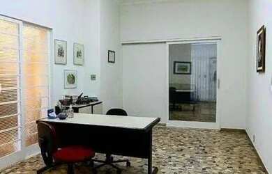 Imagem: O depósito possui 4 Vagas na garagem e 227m² de Área e está