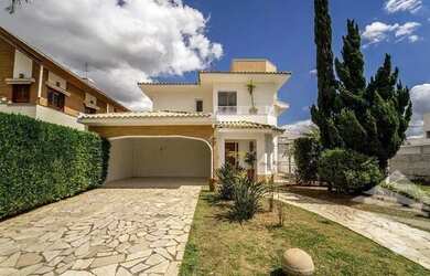 Imagem: A casa em condomínio possui 4 Dormitórios, 3 Banheiros, 4