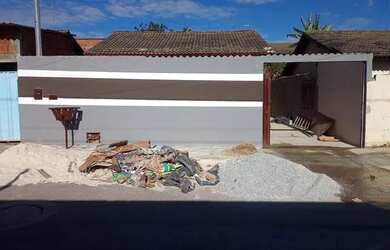 Imagem: A casa possui 2 Dormitórios, 1 Banheiro, 2 Vagas na garagem