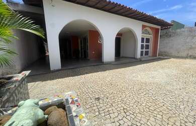 Imagem: A casa possui 4 Dormitórios, 3 Banheiros, 3 Vagas na garagem