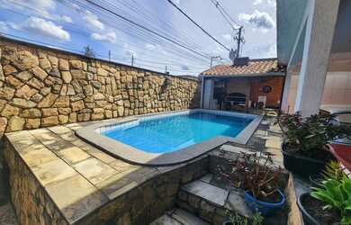 Imagem: A casa possui 2 Dormitórios, 2 Banheiros, 2 Vagas na garagem