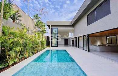 Imagem: A casa possui 4 Dormitórios, 5 Banheiros, 4 Vagas na garagem