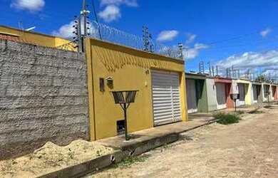 Imagem: A casa possui 2 Dormitórios, 2 Banheiros, 2 Vagas na garagem