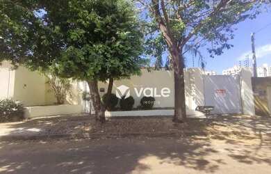 Imagem: A casa possui 4 Dormitórios, 3 Banheiros, 2 Vagas na garagem