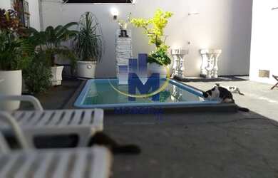 Imagem: A casa possui 3 Dormitórios, 4 Banheiros, 2 Vagas na garagem