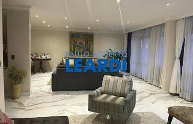 Imagem: A casa possui 4 Dormitórios, 5 Banheiros, 5 Vagas na garagem