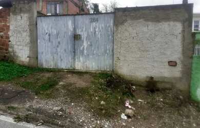 Imagem: A casa possui 2 Dormitórios, 1 Banheiro, 2 Vagas na garagem