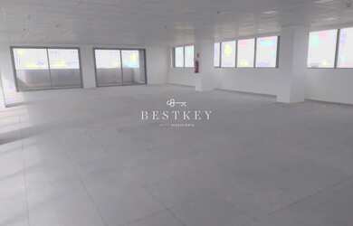 Imagem: O depósito possui 5 Vagas na garagem e 316m² de Área e está