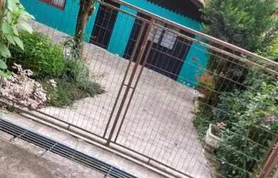 Imagem: A casa possui 4 Dormitórios, 2 Banheiros, 3 Vagas na garagem