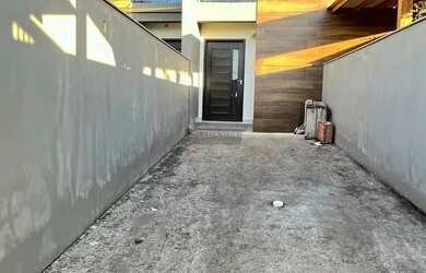 Imagem: A casa possui 2 Dormitórios, 3 Banheiros, 2 Vagas na garagem