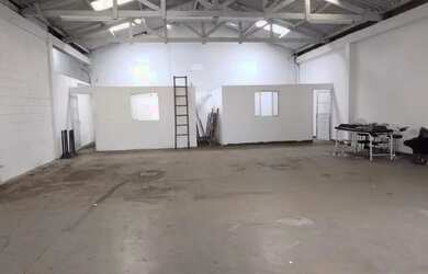 Imagem: O depósito possui 1 Vaga na garagem e 250m² de Área e está