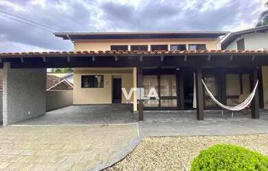 Imagem: A casa possui 3 Dormitórios, 3 Banheiros, 5 Vagas na garagem