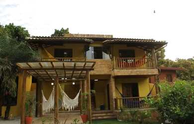 Imagem: A casa possui 3 Dormitórios, 3 Banheiros, 2 Vagas na garagem