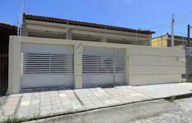 Imagem: A casa possui 3 Dormitórios, 3 Banheiros, 2 Vagas na garagem