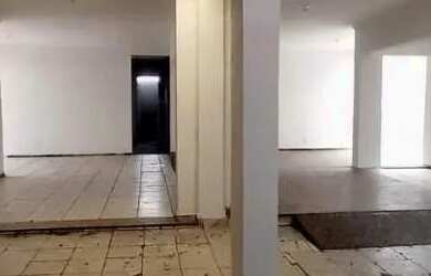 Imagem: O depósito possui 5 Vagas na garagem e 350m² de Área e está