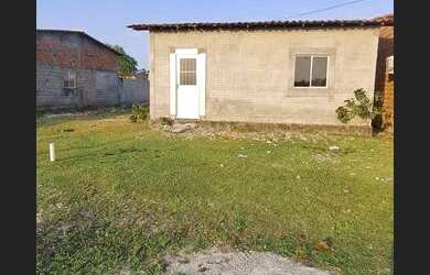 Imagem: A casa possui 2 Dormitórios, 1 Banheiro, 2 Vagas na garagem