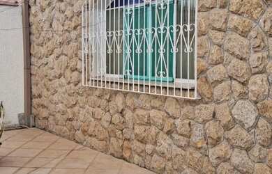 Imagem: A casa possui 3 Dormitórios, 2 Banheiros e 5 Vagas na garagem