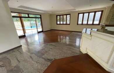 Imagem: A casa em condomínio possui 4 Dormitórios, 5 Banheiros, 4