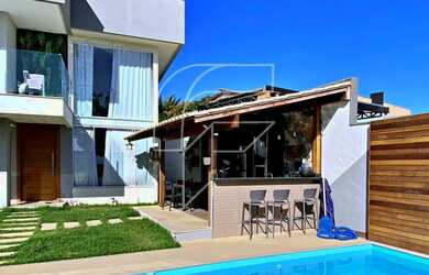 Imagem: A casa possui 4 Dormitórios, 5 Banheiros, 2 Vagas na garagem