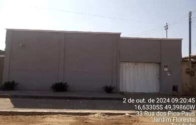 Imagem: A casa possui 3 Dormitórios, 1 Banheiro, 2 Vagas na garagem