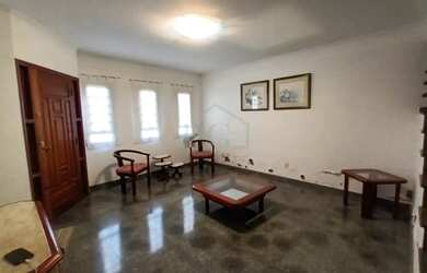 Imagem: A casa e possui 3 Dormitórios, Suítes, 4 Banheiros, 2 Vagas