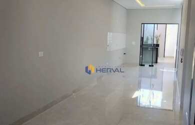 Imagem: A casa possui 3 Dormitórios, 2 Banheiros, 2 Vagas na garagem