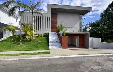 Imagem: A casa em condomínio possui 4 Dormitórios, 1 Banheiro, 4 Vagas