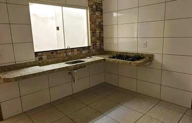 Imagem: A casa possui 3 Dormitórios, 2 Banheiros e 2 Vagas na garagem