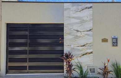 Imagem: A casa possui 3 Dormitórios, 3 Banheiros, 2 Vagas na garagem