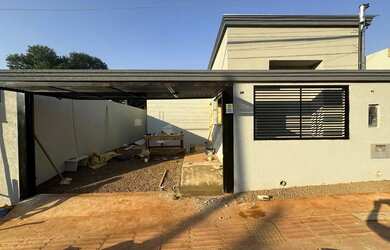 Imagem: A casa possui 3 Dormitórios, 2 Banheiros, 1 Vaga na garagem