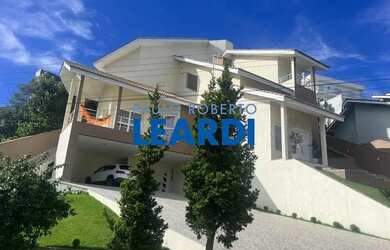 Imagem: A casa em condomínio possui 4 Dormitórios, 5 Banheiros, 2