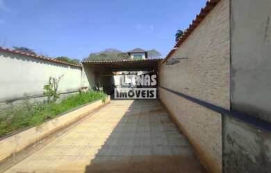 Imagem: A casa possui 3 Dormitórios, 2 Banheiros, 2 Vagas na garagem