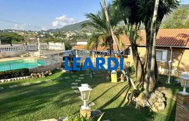 Imagem: A casa possui 5 Dormitórios, 5 Banheiros, 5 Vagas na garagem