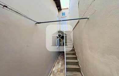 Imagem: A casa possui 3 Dormitórios, 3 Banheiros, 2 Vagas na garagem