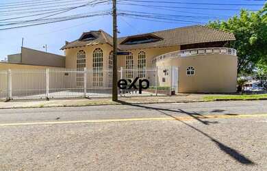 Imagem: A casa possui 4 Dormitórios, 4 Banheiros, 5 Vagas na garagem