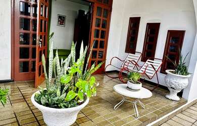 Imagem: A casa possui 3 Dormitórios, 3 Banheiros, 4 Vagas na garagem